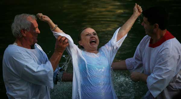 Reuters-Israel-Jordan-River-Christian-pilgram-baptized-photog-Ammar-Awad
