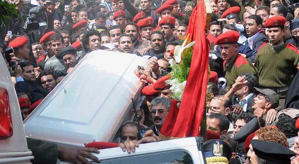 Reuters-Egypt-Cairo-soldiers-coffin-Pope-Shenouda-III-photog-Stringer