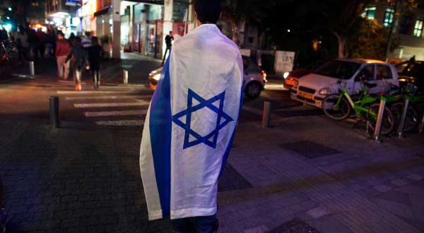 Reuters-Israel-flag-solidarity-with-Jewish-shooting-victims-in-France-photog-Nir-Elias