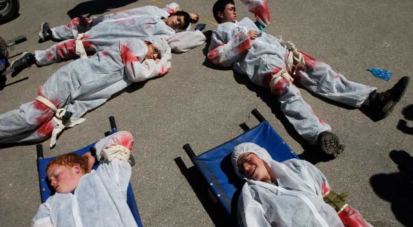 Reuters-Israel-schoolchildren-mock-victims-attack-drill-photog-Baz-Ratner