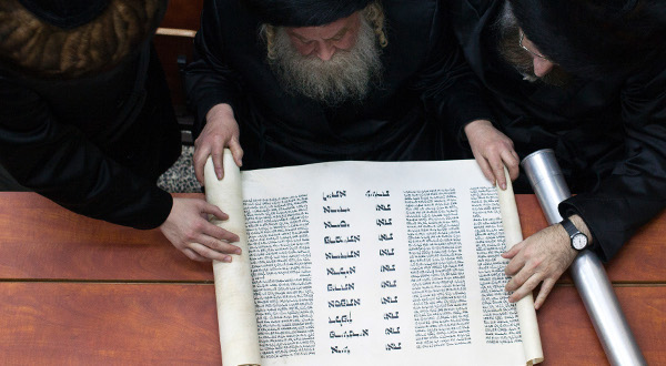 Reuters-Israel-ultra-orthodox-Jews-Ruth-Purim-synagogue-photog-Nir-Elias