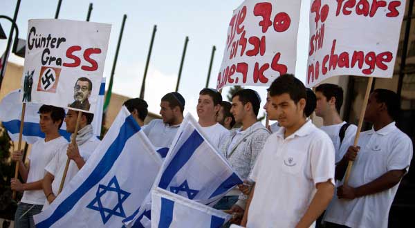 Reuters-Israel-Holocaust-remeberance-protest-German-author-photog-Nir-Elias