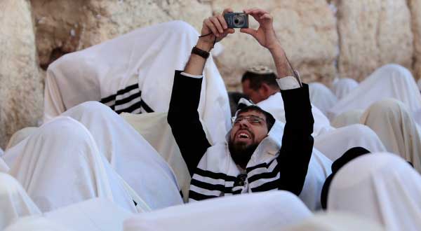 Reuters-Jerusalem-Western-Wall-Jewish-worshippers-prayer-shawls-photog-Darren-Whiteside