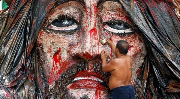 Reuters-Philippines-Manila-Jesus-image-Holy-Week-photog-Romeo-Ranoco