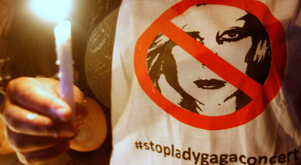 Reuters-Lady-Gaga-protester-Christian-group-Manila-Philippines-photog-Cheryl-Ravelo
