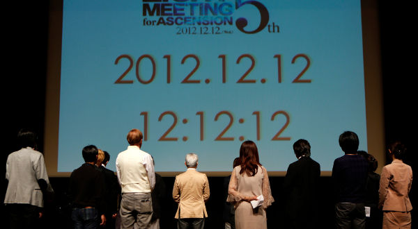 Reuters-Japan-pray-for-peace-12-12-12-photog-Yuriko-Nakao